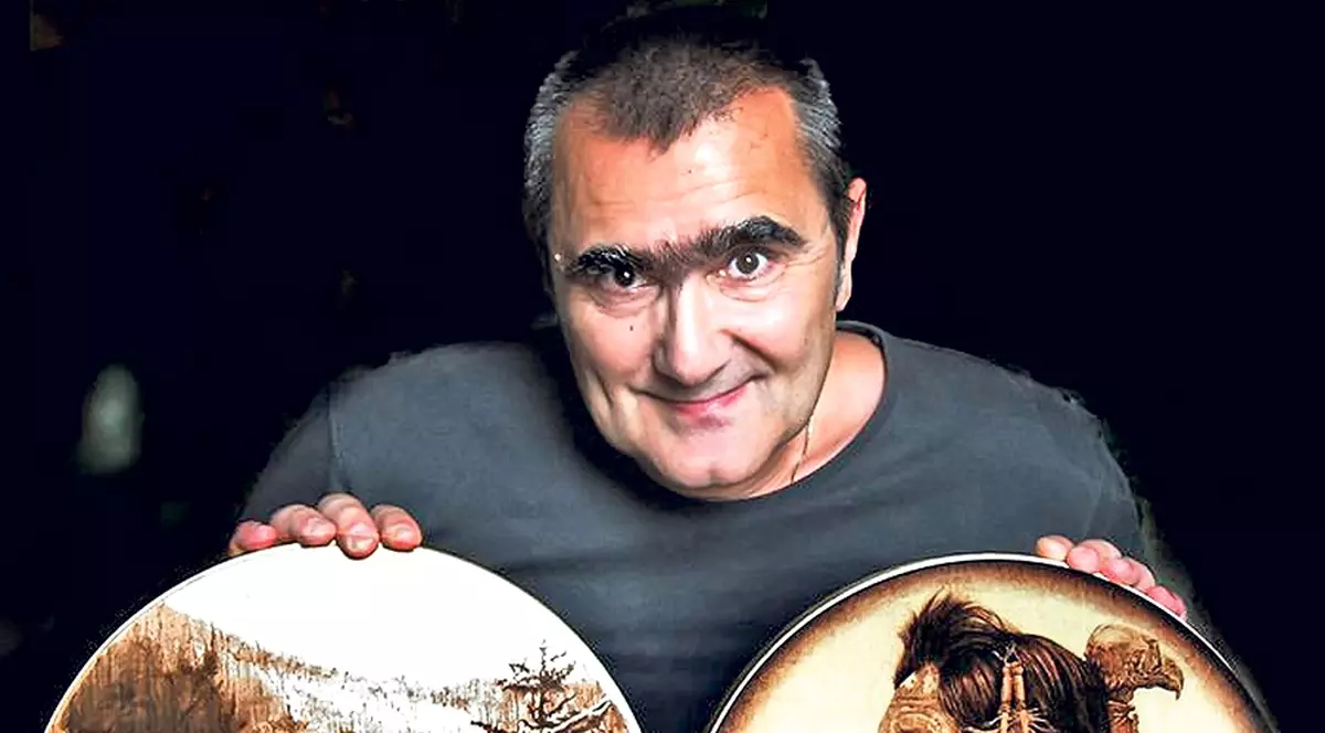 Un român i-a ornat chitara liderului trupei METALLICA!