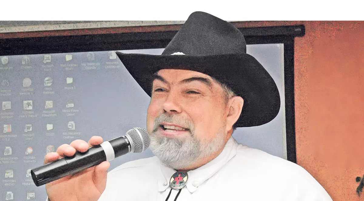 EXCLUSIV/ Ilie Micolov e prizonier în propria casă. Nu-și mai poate folosi picioarele și merge doar ajutat de cârje