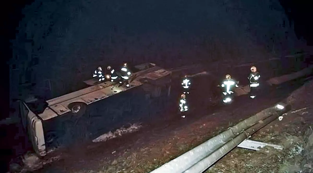 La un pas de tragedie! Iată în ce râpă adâncă a căzut un autocar românesc, cu 22 de oameni la bord, în Ungaria!