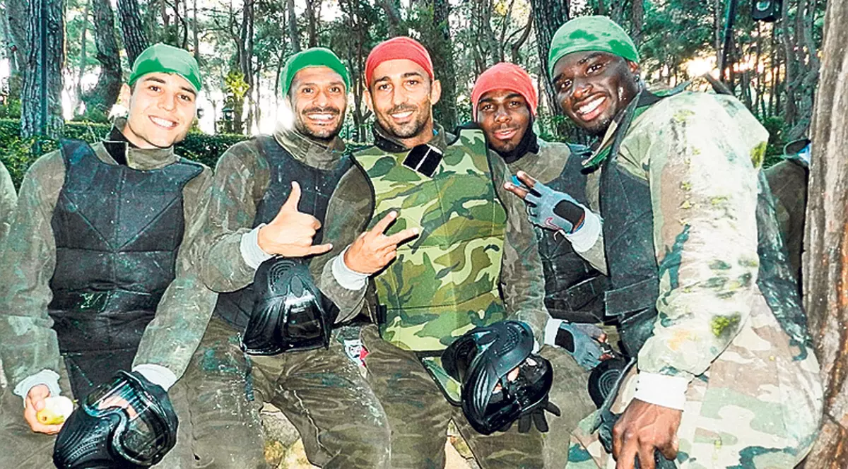 Lupi la vânătoare! Jucătorii şi stafful Petrolului au luat armele în mâini şi au încins o partidă de paintball