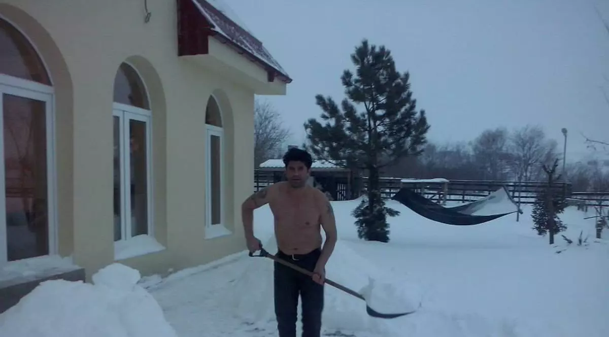 Ogică s-a luptat cu nămeţii la bustul gol! | FOTO de SENZAŢIE