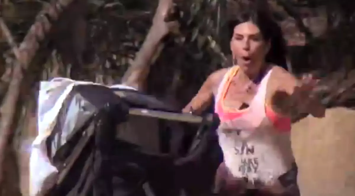 TEROARE cu un cărucior de bebeluș SCĂPAT DE SUB CONTROL la vale! FARSĂ VIDEO