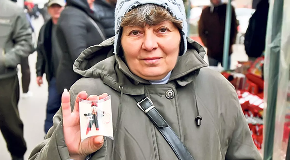 Vânzătorii de mărţişoare au împânzit străzile Capitalei: «Lucrez două săptămâni la coşari şi îi vând cu 3 lei»