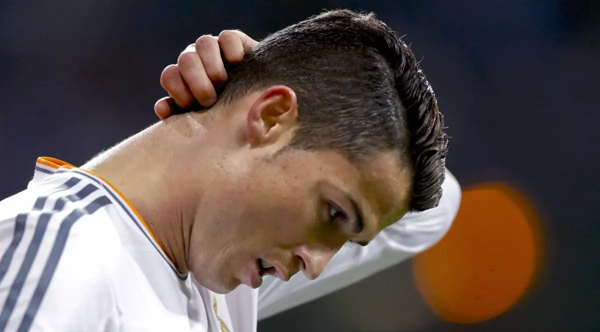Cristiano Ronaldo, lovit în cap cu o brichetă de fanii lui Atletico | VIDEO