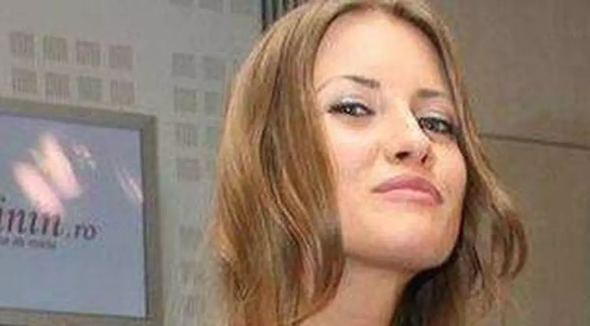 Iulia Albu ÎL DESPARTE ÎN SILABE PE VELEA: "Este un băiat cu şcoală puţină". Artistul A PRIMIT "DEDICAŢII" DURE