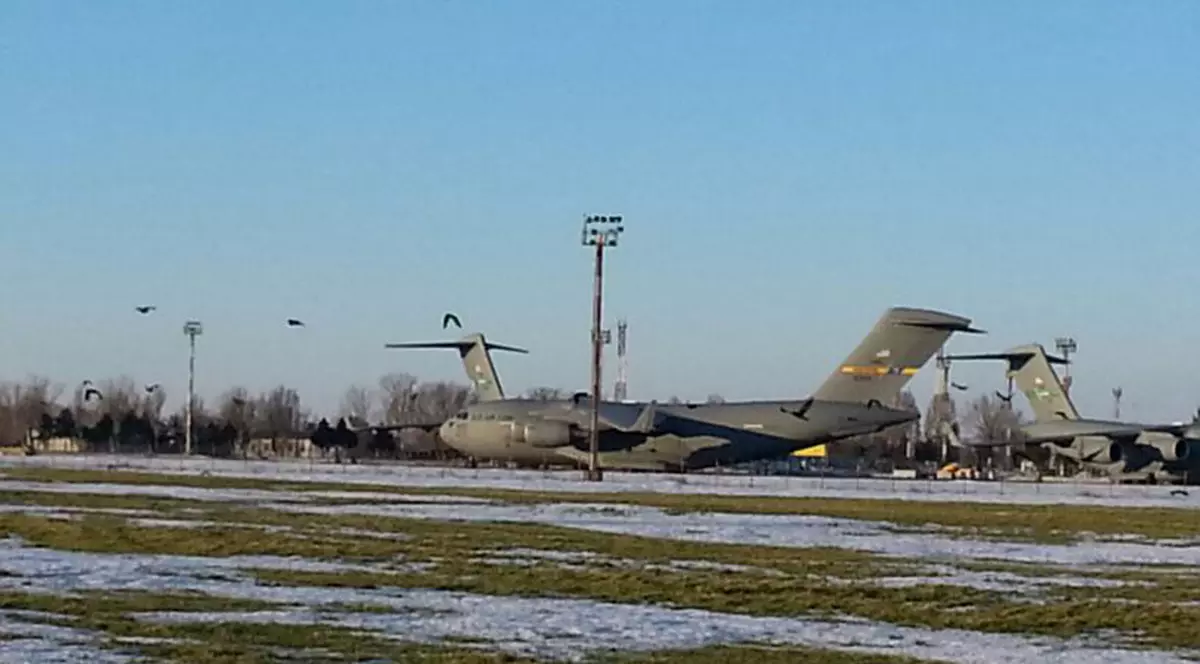 O aeronavă militară a aterizat de urgenţă la Constanţa | FOTO