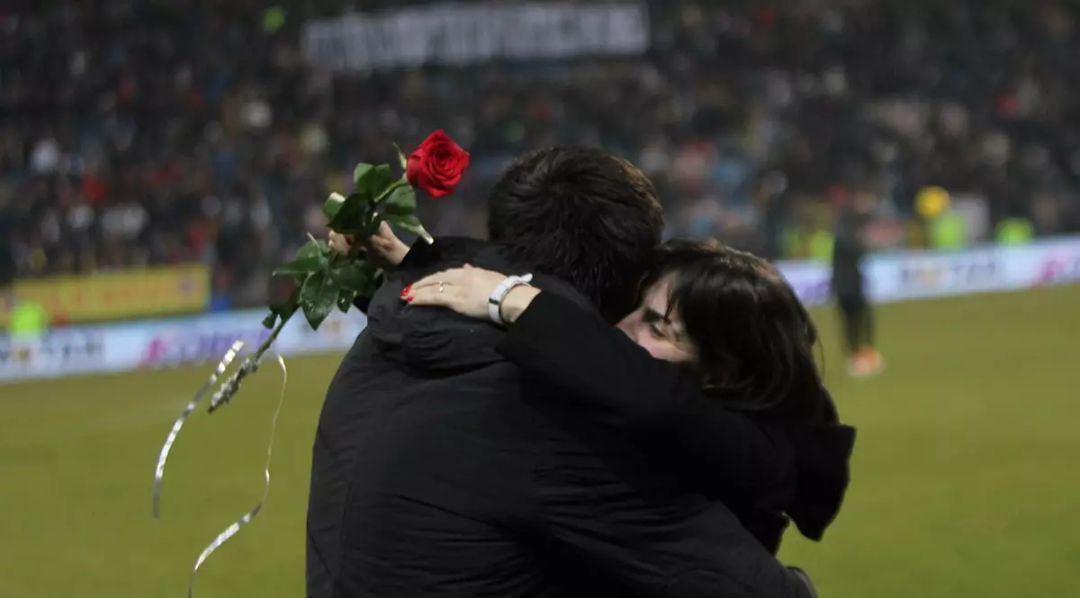 CEA MAI FRUMOASĂ CERERE ÎN CĂSĂTORIE! Un stelist a făcut PASUL CEL MARE la meciul Steaua - Chiajna, ÎNCURAJAT DE TRIBUNE | FOTO