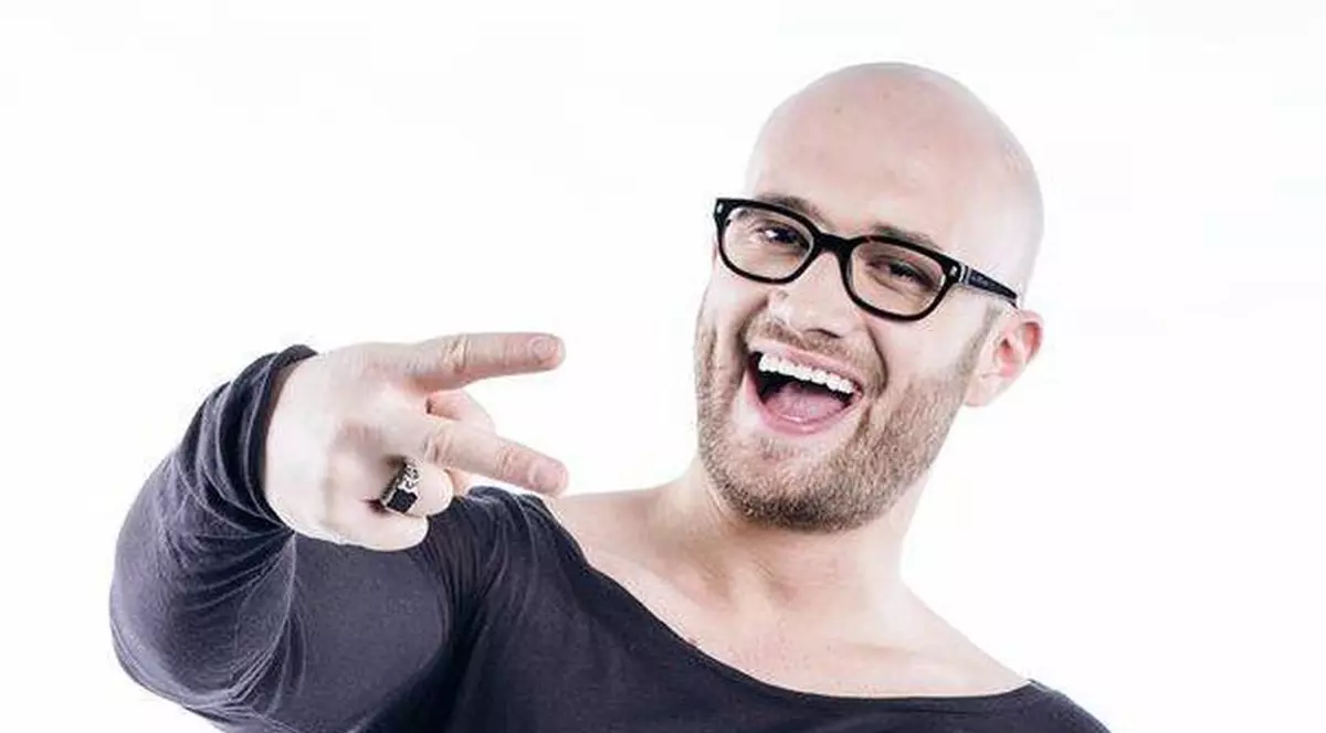 NU CREDEAI C-O VEZI şi P-ASTA! Mihai Bendeac, SE LEAGĂNĂ în PIELEA GOALĂ şi LINGE BAROSUL | VIDEO