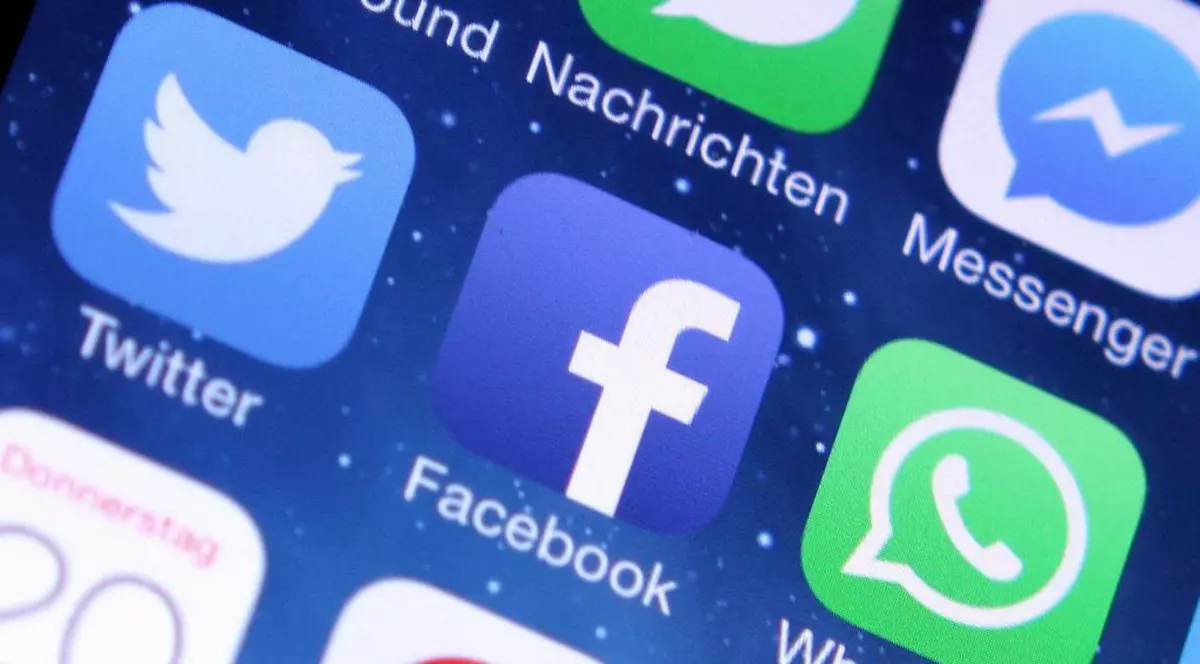 Franța și Germania acuză Facebook și WhatsApp de colectare ilegală de date. Franța cere ca WhatsApp să nu mai transmită către Facebook informații despre utilizatorii săi, iar Germania a decretat că Facebook face abuz de poziție dominantă și își spionează utilizatorii prin intermediul butoanelor de ”Like”, prezente în aproape toate site-urile din lume
