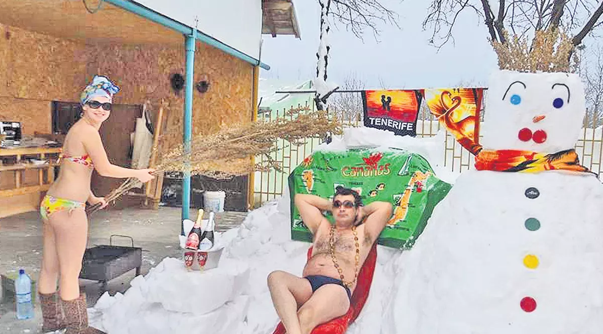 La plajă, în nămeţi! O tânără din Prahova şi tatăl ei au avut o idee trăsnită de a face haz de necaz | FOTO