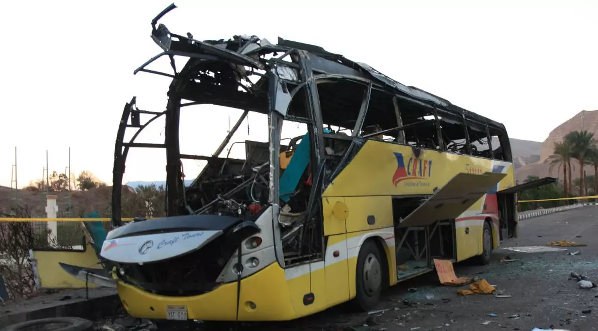 Explozie într-un autocar plin cu turişti străini, la graniţa dintre Egipt şi Israel | FOTO