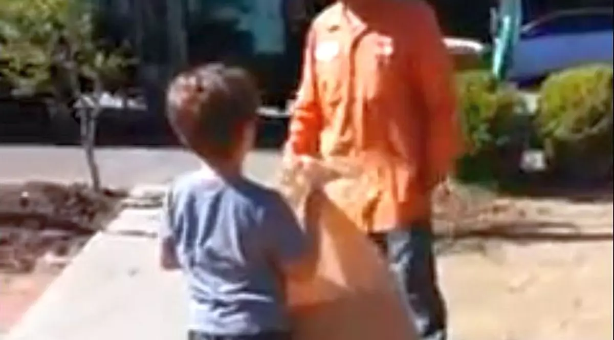 Ţi se rupe sufletul! Iată reacţia unui băieţel bolnav de autism atunci când a primit un cadou surpriză de la un gunoier | VIDEO