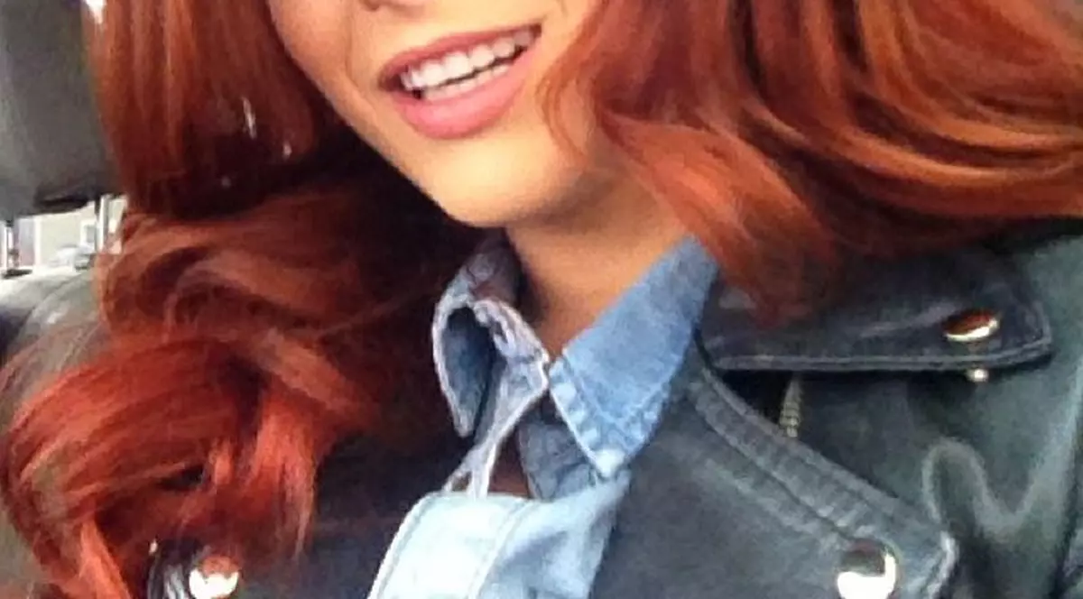 Elena Gheorghe ştie cum să-şi incite fanii! Cântăreaţa, goală în cadă | FOTO