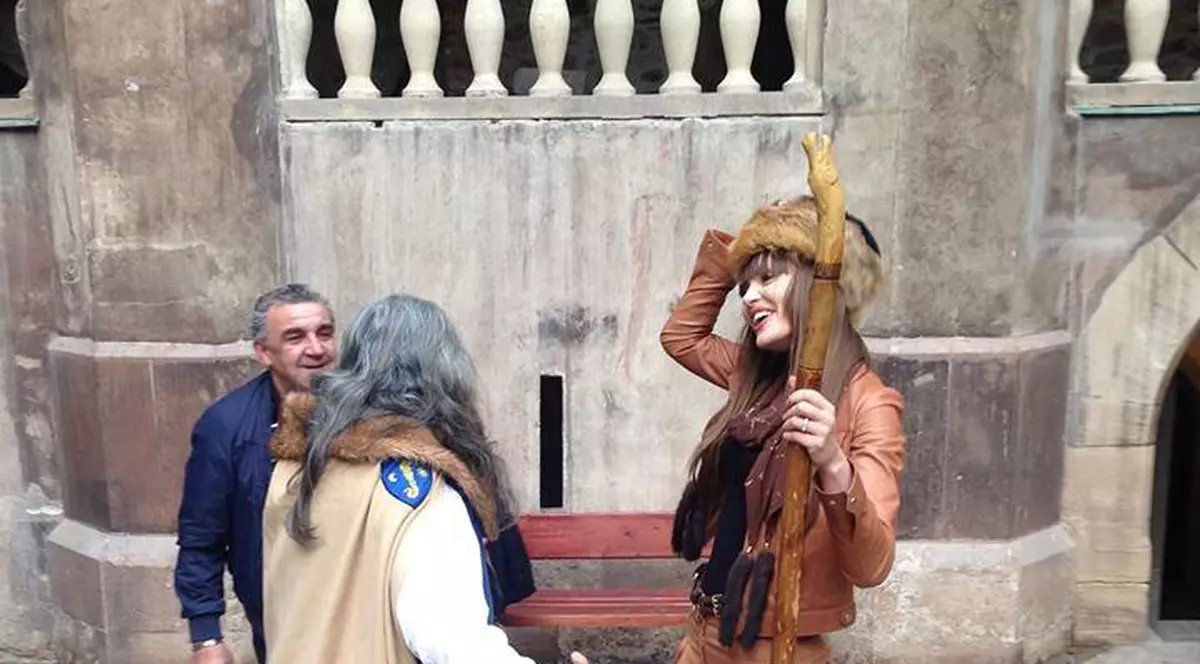Superba Evghenia, ghid pentru turiștii străini la Castelul Huniazilor