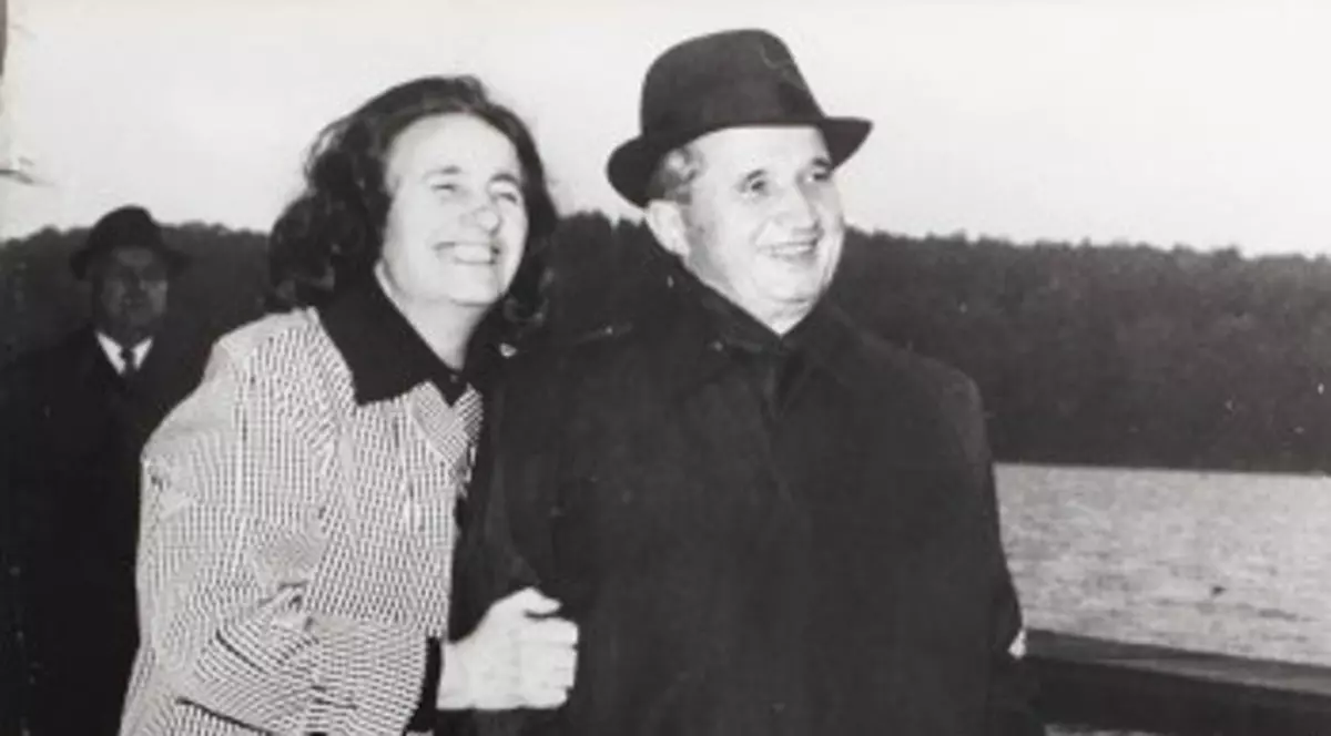 Fotografii, vase şi haine ale familiei Ceauşescu, scoase la licitaţie