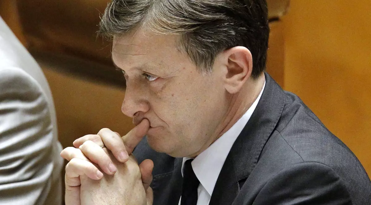 Parlamentul ESTE DIZOLVAT în cazul în care referendumul pentru demiterea preşedintelui nu va fi validat