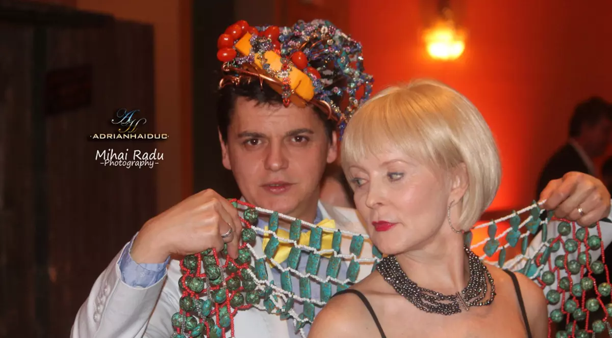 Adrian Haiduc A DAT LOVITURA ÎN SUA! Designerul a vândut o eşarfă preţioasă la cea mai tare expoziție de bijuterii | FOTO