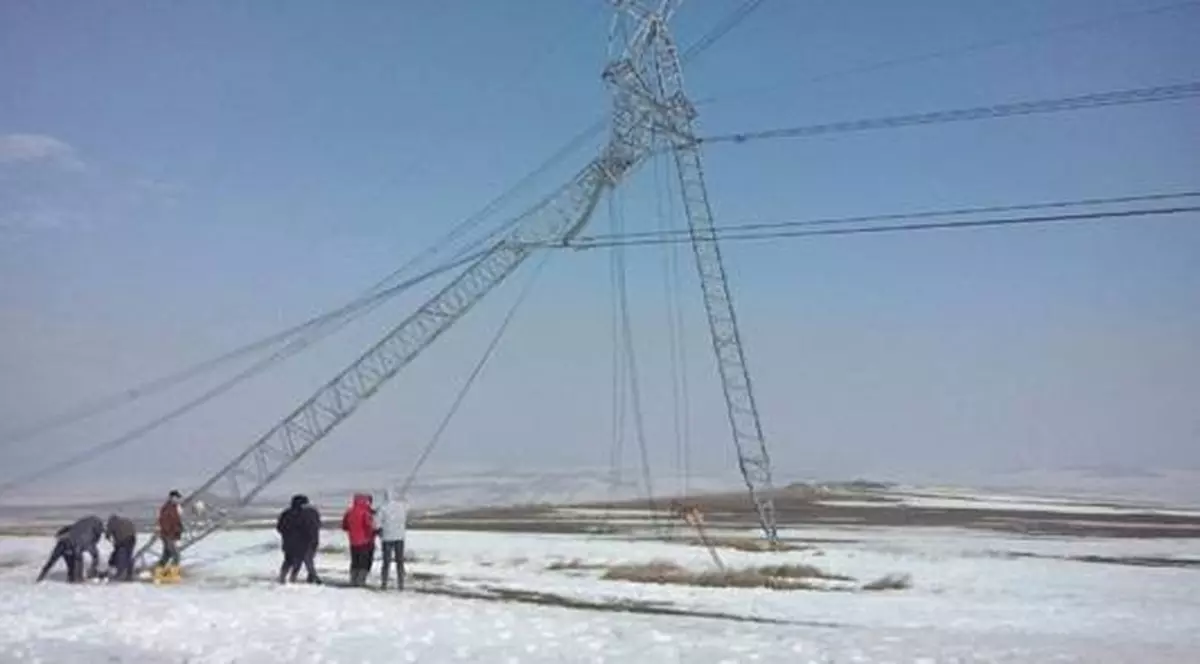 Revoltător! Hoţii de fier vechi au furat piese până când s-au prăbuşit stâlpii de înaltă tensiune! FOTO