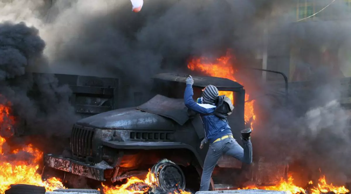 SEMNALE DE PACE DIN UCRAINA! Preşedintele Ianukovici DĂ SEMNE DE CAPITULARE 