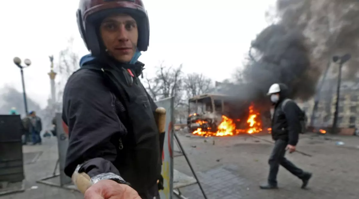 Poliţişti ucraineni filmaţi în timp ce trag cu arme de asalt Kalaşnikov în Kiev | VIDEO