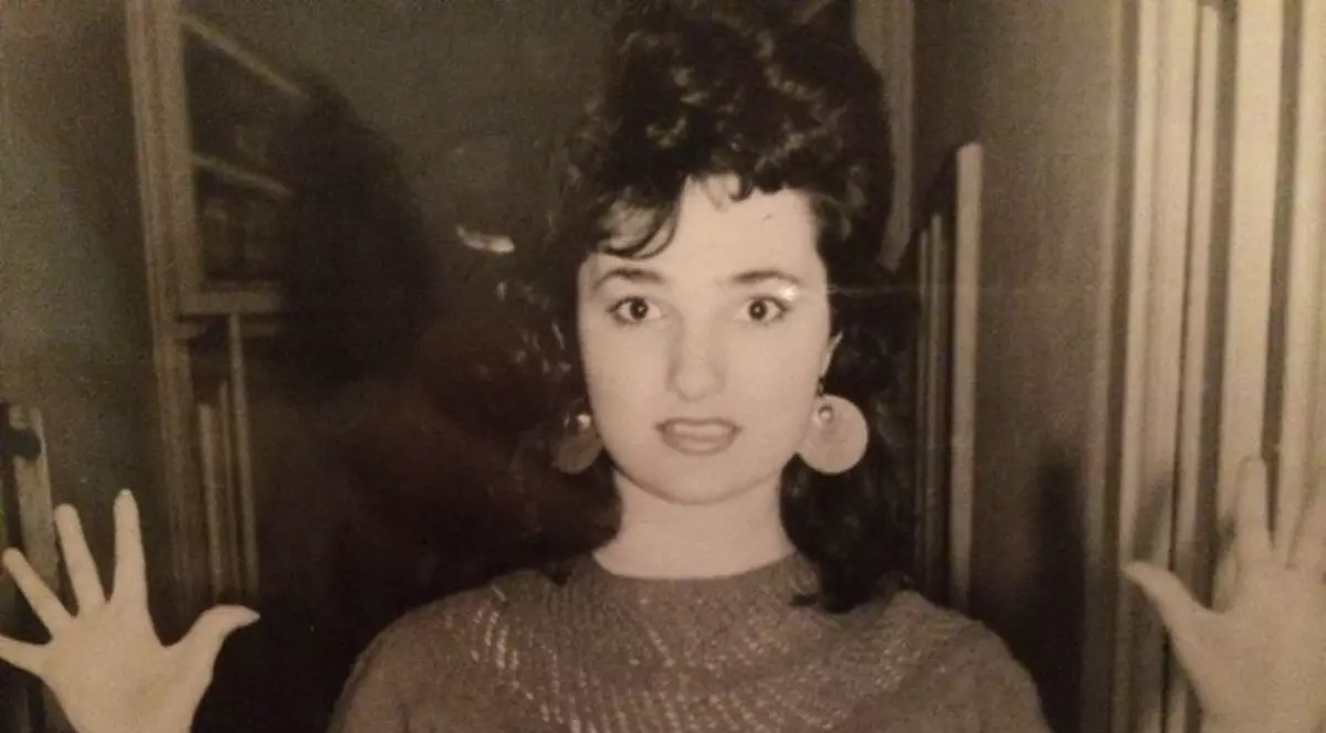 Astăzi O RECUNOŞTI DINTR-O MIE pe diva aceasta de la noi, dar în fotografiile ASTEA nici NU BĂNUIEŞTI CINE E! | FOTO