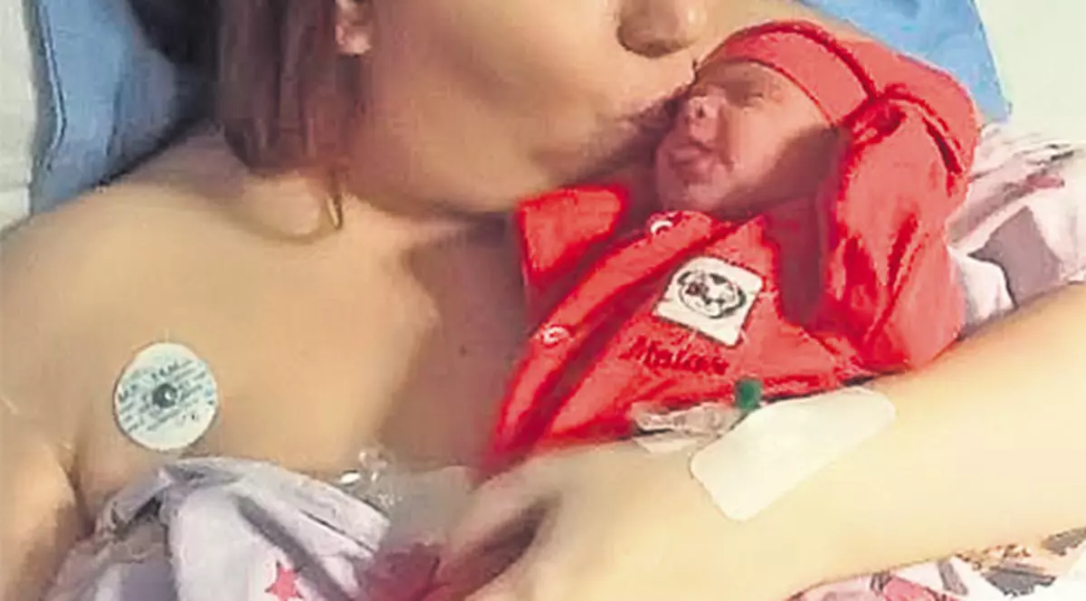 Oana Roman îşi alăptează fetiţa din 3 în 3 ore