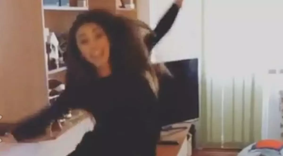 RUBY a arătat FANILOR MAI MULT DECÂT ŞI-AR FI PROPUS! ROCHIŢA SCURTĂ, LARGĂ şi CREAŢĂ s-a RIDICAT NEPERMIS când EA A FĂCUT UN SALT! VIDEO