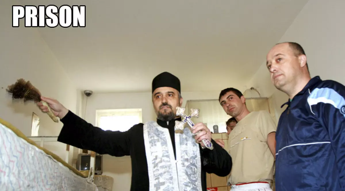 Nu o să îţi vină să crezi CE AU AJUNS SĂ SFINŢEASCĂ PREOŢII! | FOTO