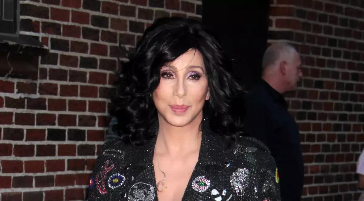 JOCURILE OLIMPICE DE IARNĂ 2014 SOCI | CHER luptă pentru salvarea câinilor fără adăpost din SOCI!