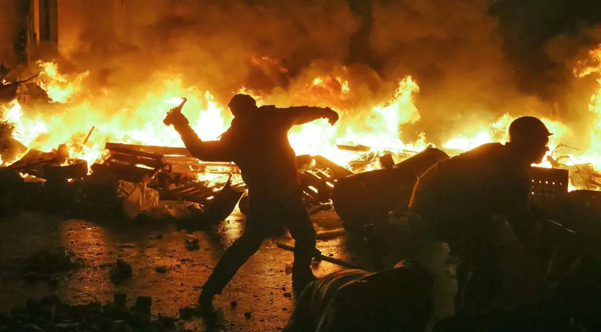 Manifestanţii ucraineni au luat cu asalt administraţia şi poliţia din cel mai mare oraş din vestul ţării 