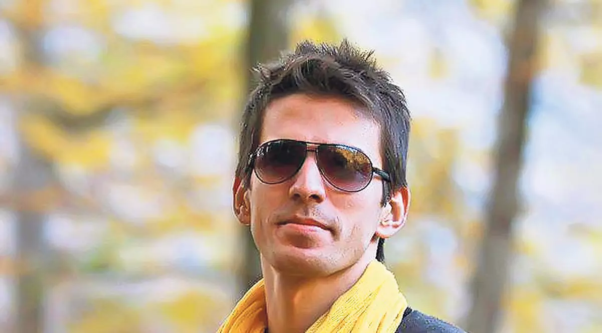 Soţul Andreei Marin, CU MÂINILE PE PICIORUL unei PREZENTATOARE TV | FOTO