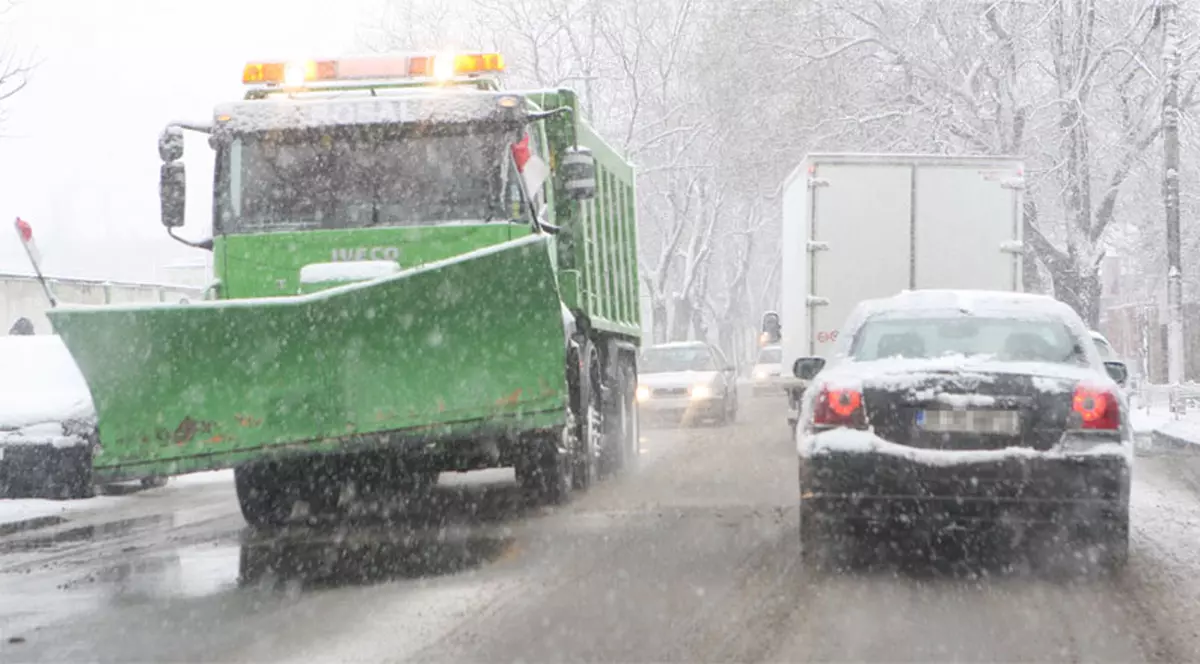 Ca la Botoşani, la nimeni! Au pus parazăpezi pe partea greşită a drumului 