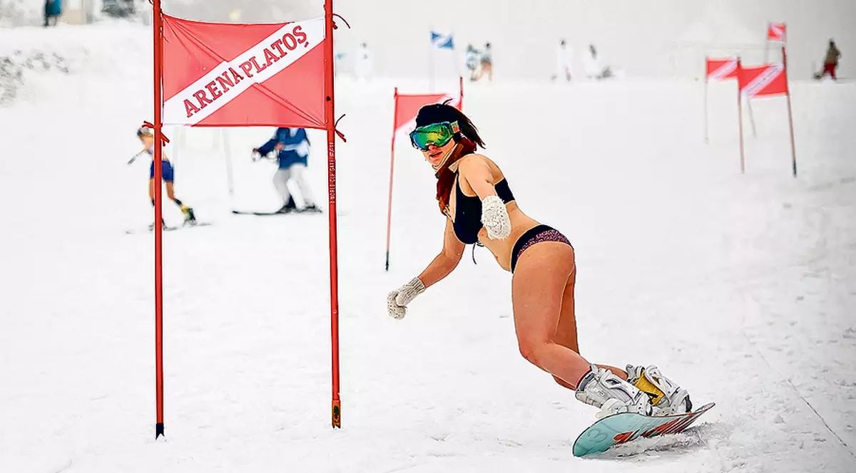 Pe pârtia din PĂLTINIŞ, în costum de baie!