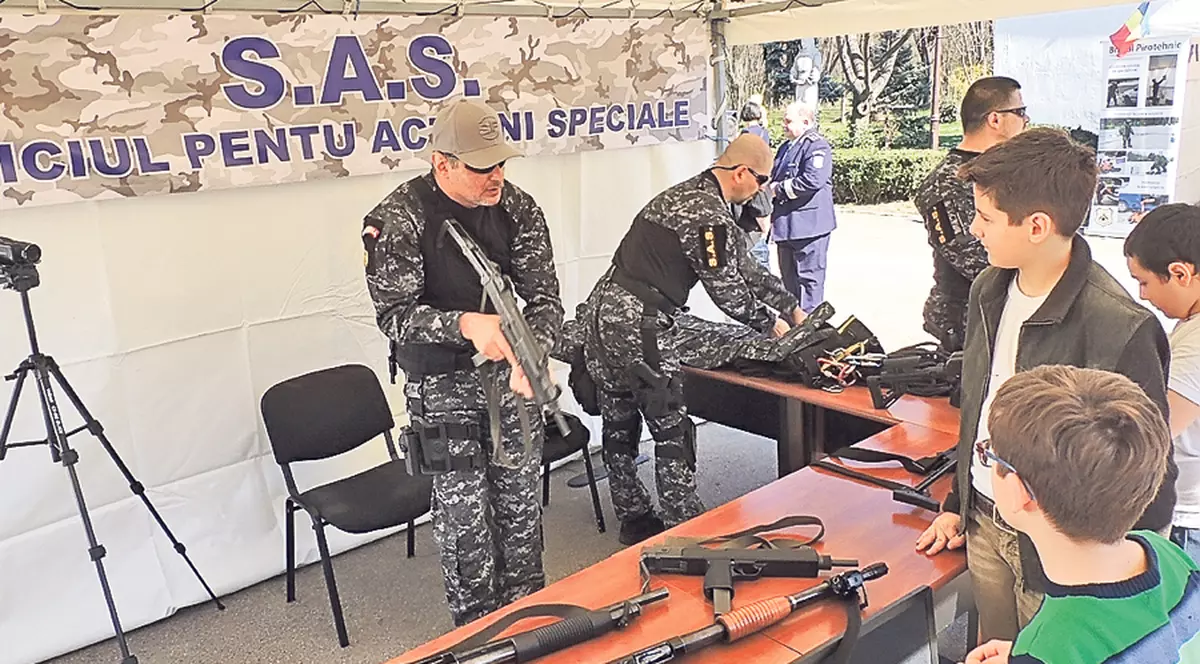 Copiii s-au «împuşcat» cu poliţiştii