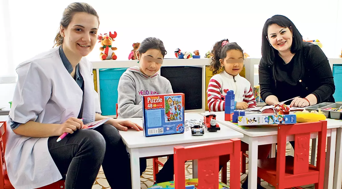 «Îngerul copiilor» este o mână de om! Raluca Tănase a adunat câţiva voluntari care, zi de zi, îi înveselesc pe piticii bolnăviori