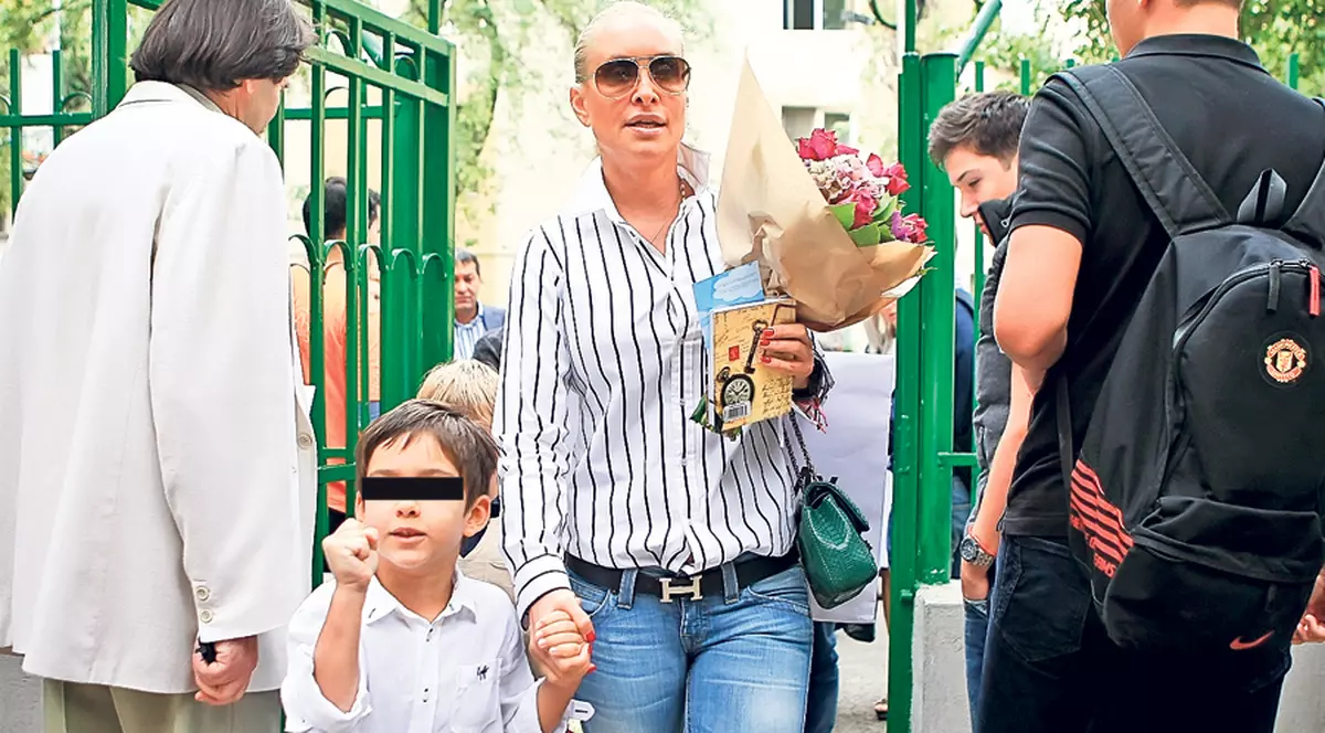 Vica şi-a tatuat numele fiului pe mână