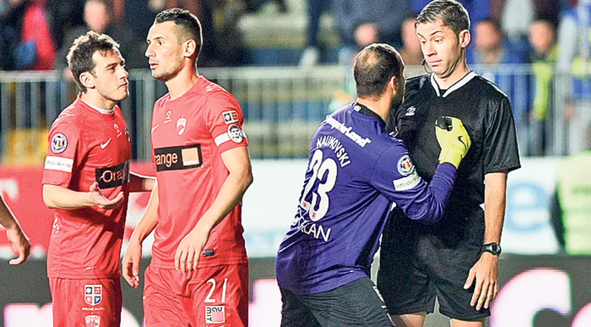 Dinamoviştii au luat foc din cauza arbitrajului de la meciul cu Petrolul! SPUN CĂ AU FOST FURAŢI