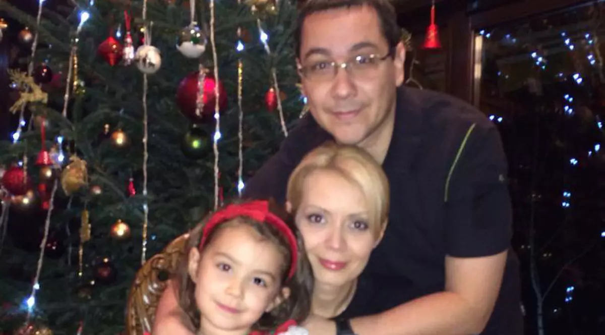 EMOŢIONANT! Uite cum ÎŞI ALINTĂ premierul Victor Ponta fetiţa şi CÂT DE MULT ÎI SEAMĂNĂ ea | FOTO