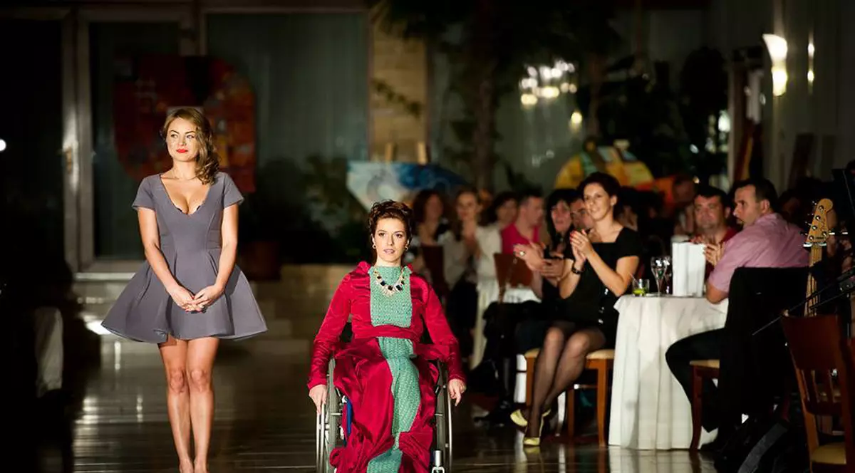 FRUMUSEŢEA din SCAUNUL CU ROTILE. Femeile care DEMONSTREAZĂ că NU EXISTĂ COMPLEXE