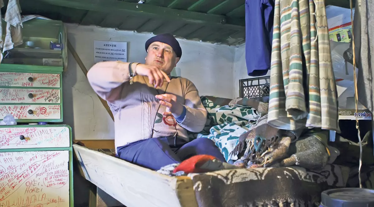 REPORTAJ EXCLUSIV | El este românul care DOARME ÎN COŞCIUG de 7 ani! Explicația este HALUCINANTĂ