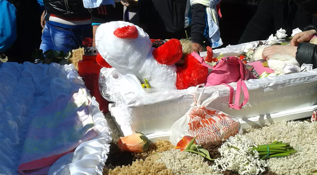 JALE MARE în familia copilei sfâşiate de câinele vecinilor. Fetiţa a fost CONDUSĂ PE ULTIMUL DRUM  | FOTO