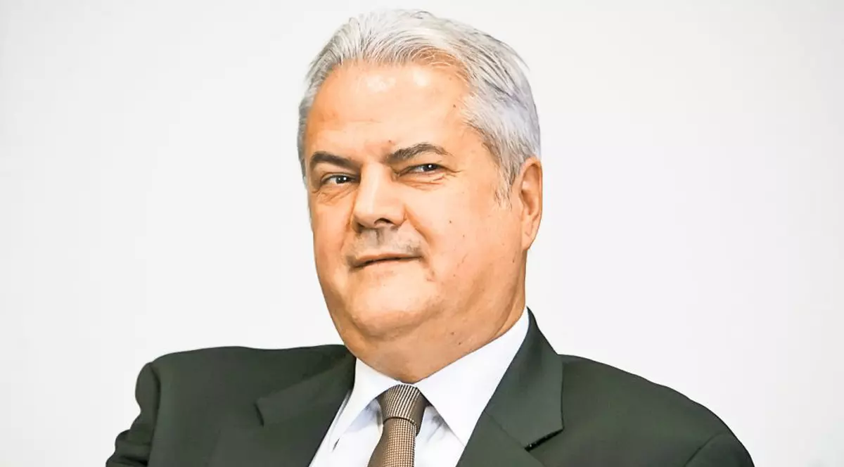 Adrian Năstase scrie ca apucatul ca să iasă din pârnaie