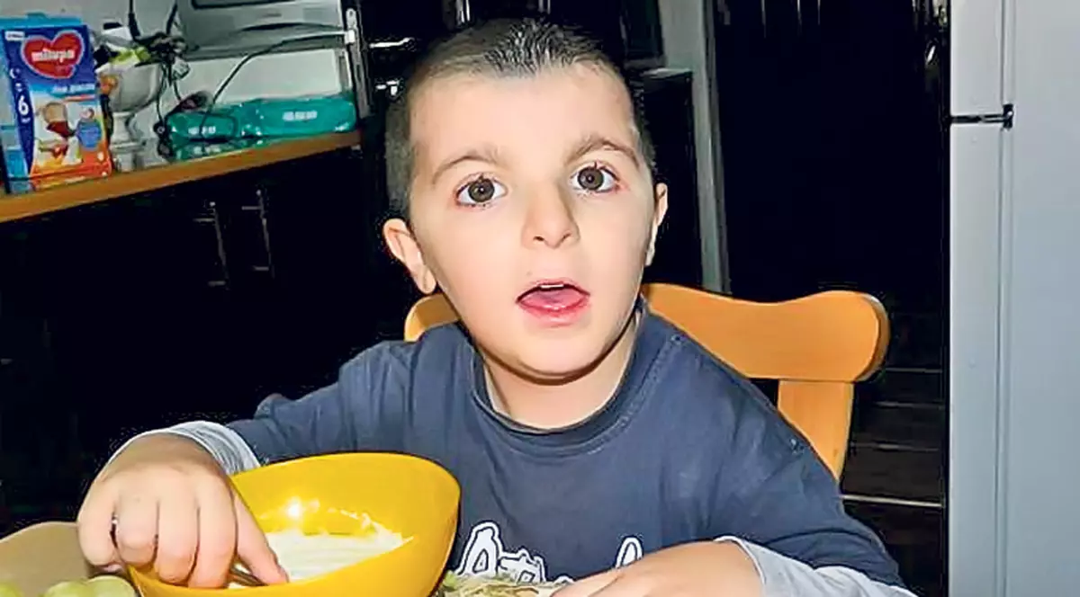 Vlăduţ are nevoie de 1.500 de lei pe lună!