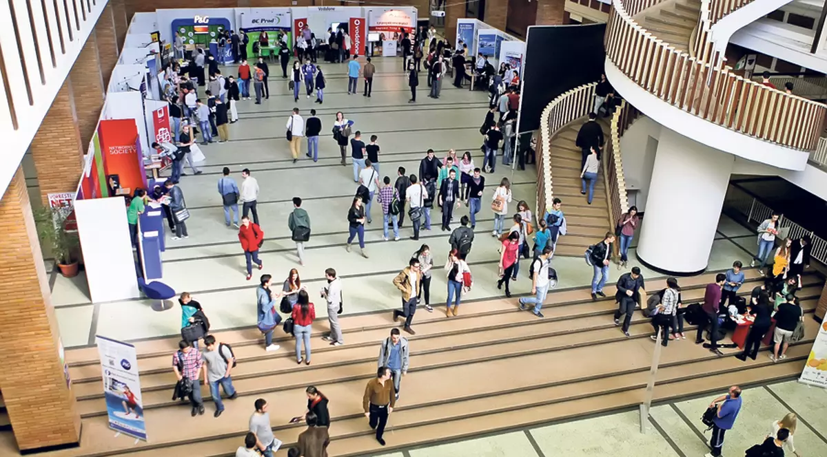 Tinerii au luat cu asalt, ieri, un târg de joburi din Capitală!