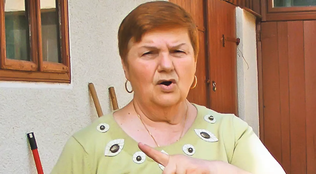 Sătenii care s-au plâns că periodic casele le sunt stropite cu FECALE au fost luaţi la rost de autorităţi: «Primarul ne-a reproşat că facem comuna de rahat» 