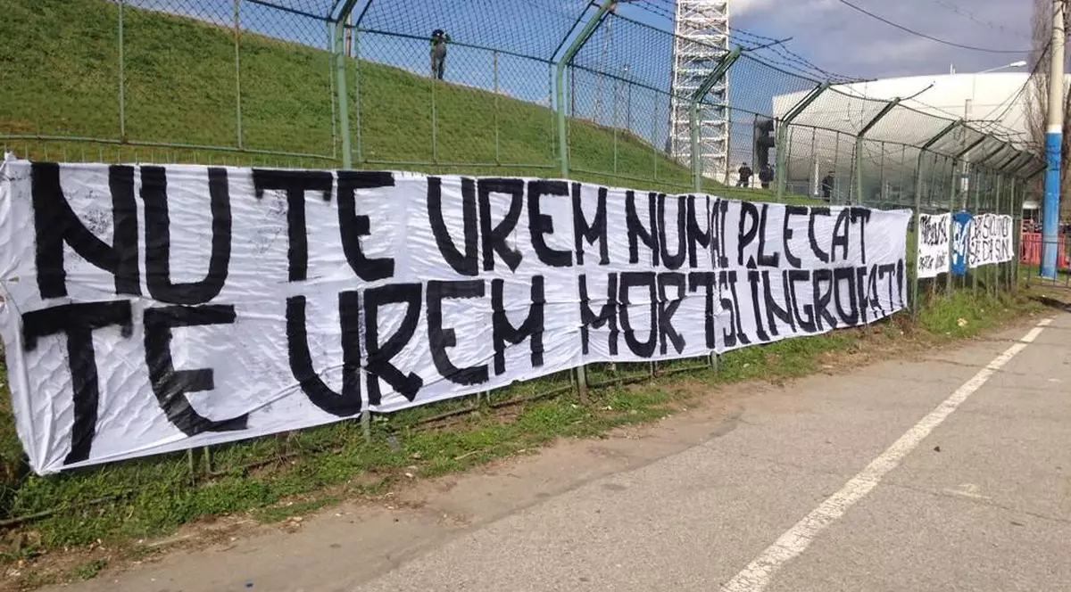 Suporterii au protestat în Craiova:"Nu te vrem numai plecat, te vrem mort şi îngropat" FOTO