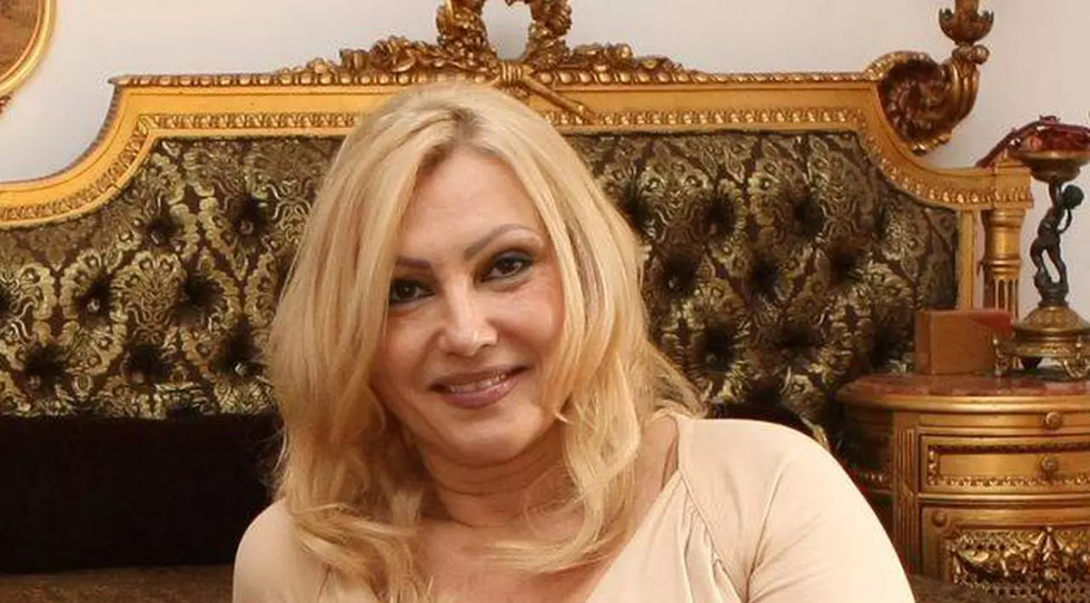 Designerul Flora Năstase a mai câştigat o bătălie împotriva brokerului escroc!