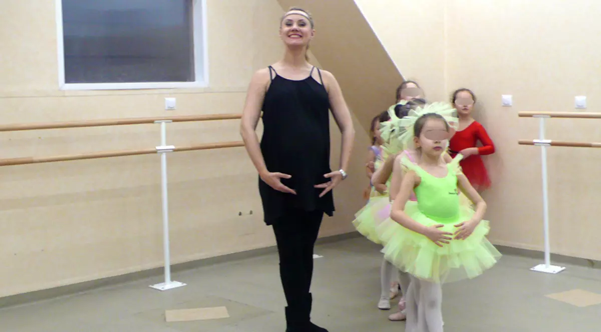 Însărcinată în opt luni şi jumătate, «Bebeluşa» Oana nu şi-a părăsit micuţele balerine! GALERIE FOTO