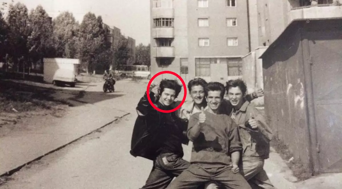 IMAGINE DE COLECŢIE! Adolescentul rebel este un CÂNTĂREŢ RENUMIT. Tu ÎL RECUNOŞTI în gaşca de la bloc?