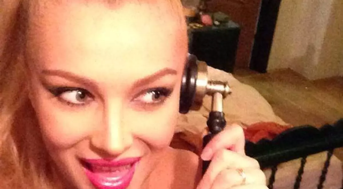 Uau, ce tricou vulgar poartă Lora! MESAJUL OBSCEN VA REVOLTA TOŢII BĂRBAŢII DIN ROMÂNIA